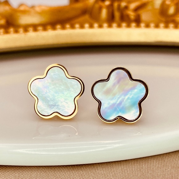 Luzy Jewelry Jewelry - 18K Gold- Titanium- Mother of Pearl- Flower Shaped Stud Earrings
